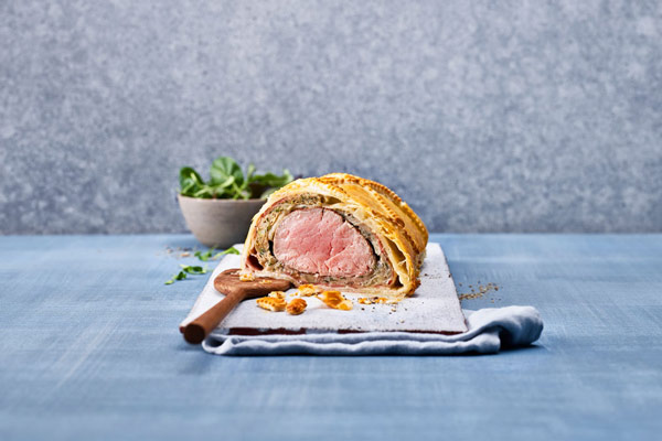 kalbsfilet_im_blaetterteig_eingerollt